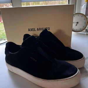 Axel Arigato stl 43 - I superfint skick. Använda endast några gånger. Nypris 2600:-  Låda och dustbag följer med. 