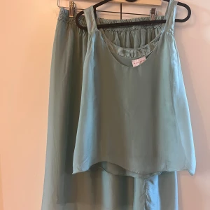 Fint set kjol och linne  - Fint set med kjol och linne från märket Maja Roos. Strl L i kjol och M i linne