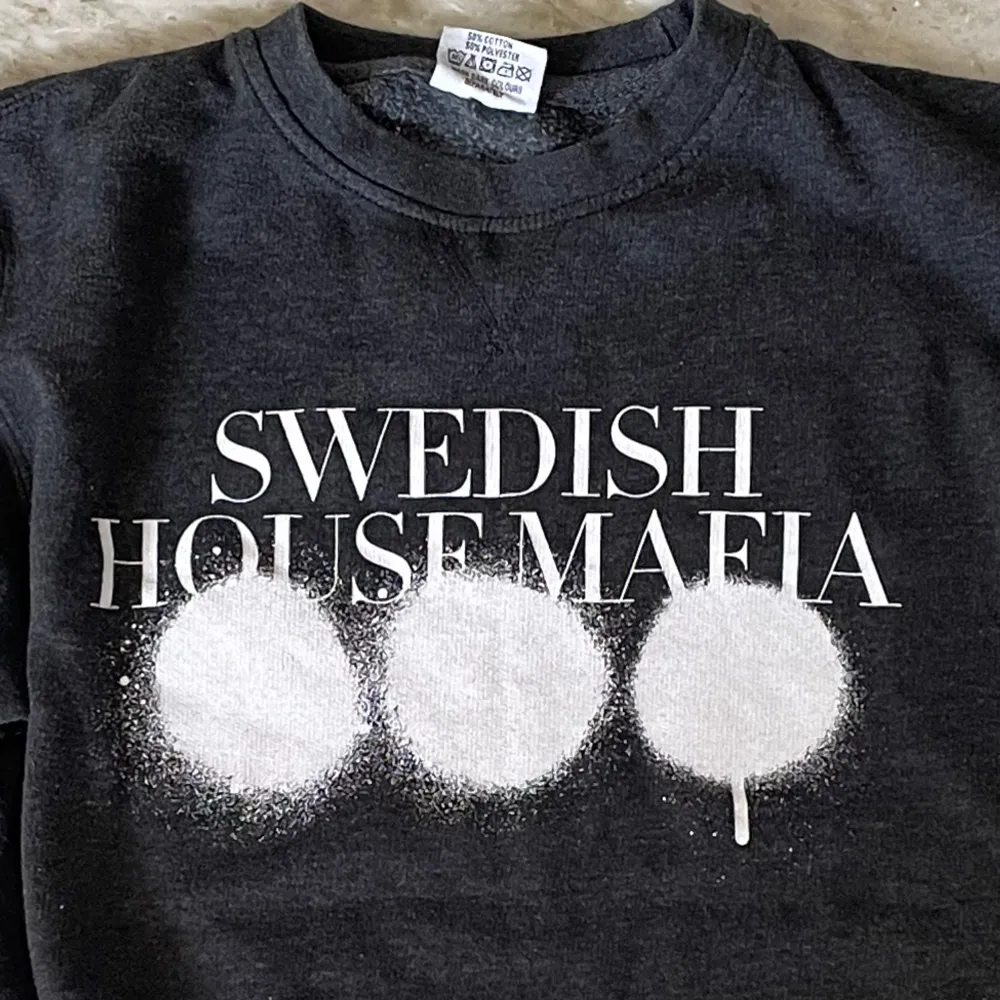 Fet Swedish House Mafia tröja i bra skick! St S! Finns en extremt liten fläck på baksidan av av ärmen se sista bild! Hör av dig vid ytterligare frågor! Mvh Henry . Tröjor & Koftor.