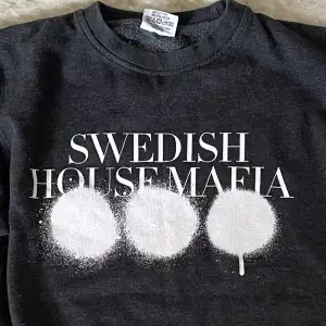 Fet Swedish House Mafia tröja i bra skick! St S! Finns en extremt liten fläck på baksidan av av ärmen se sista bild! Hör av dig vid ytterligare frågor! Mvh Henry 