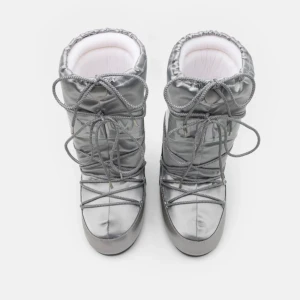 Silvriga moonboots  - Höga silvriga moonboots perfekta till skidåkning och mysiga skor. Jätte mysiga och bra att ha i kalla sverige. ❤️ storlek 38/39 