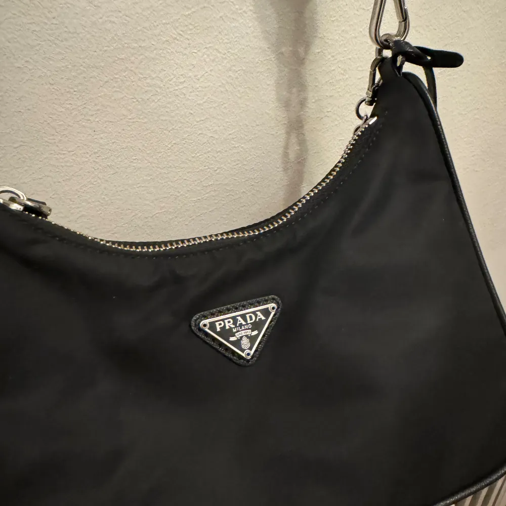Prada väska i perfekt skick OBS second hand! Äkthetsbevis därav finns ej tyvärr. . Laukut & Käsilaukut.