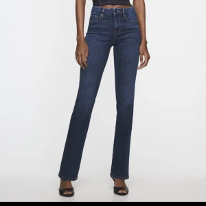 Zara bootcut jeans! - Säljer dessa assnygga mörkblå bootcut jeans. Knappt använda. Köpte dessa inte så jätte länge sen💞