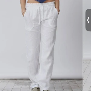Lågmidjade Linnebyxor - Vita lågmidjade linnebyxor från Skagen Clothing! Fåtal gånger använda så de är i väldigt bra skick, som nya. Säljer pga för små för mig! Nypris 800kr
