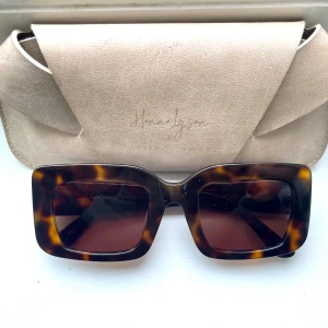 Hanna & Lojsan x Corlin Eyewear  - Solglasögon i färg Sand Tortoise. Sparsamt använda en säsong. Inga repor på glaset. Nypris 899kr.