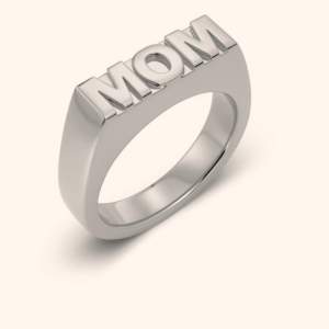 Edblads ring där det står Mom på, original pris: 399kr, silver, inga skador. Storlek medium/small. Pris kan diskuteras.