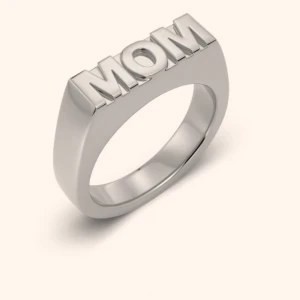 Edblad MOM ring - Edblads ring där det står Mom på, original pris: 399kr, silver, inga skador. Storlek medium/small. Pris kan diskuteras.