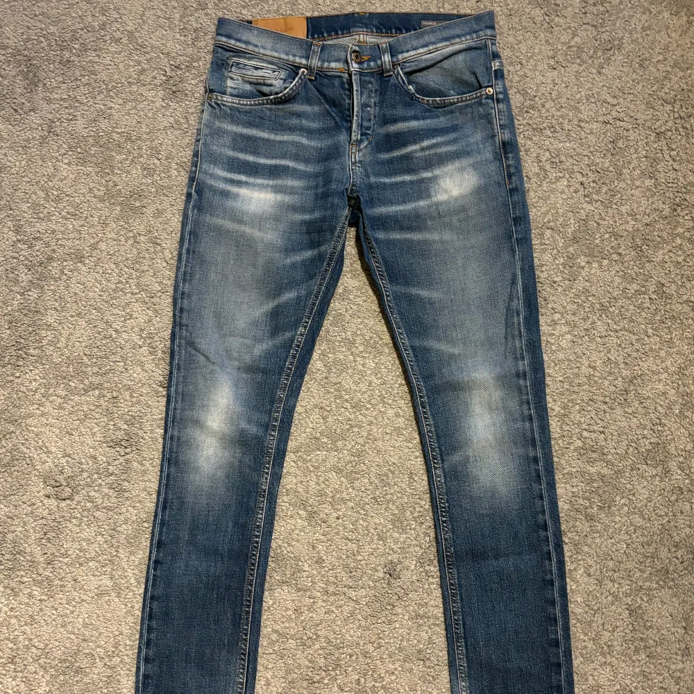 Tja säljer ett par dondup jeans George i storlek 31. Jeansen kostar ca 3500kr nypris. Hör av er vid frågor eller funderingar:). Jeans & Byxor.