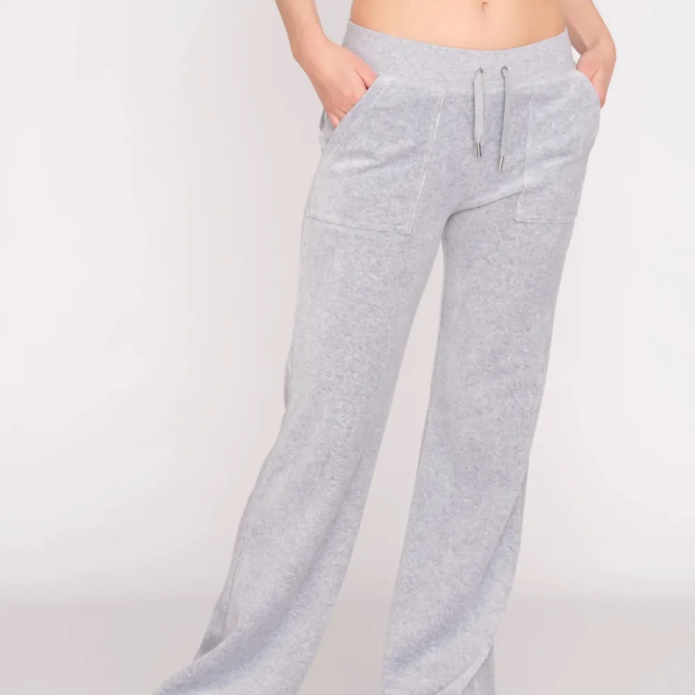 Gråa juicy byxor i fint skick, köpta för 1200 säljs för 700💗. Jeans & Byxor.