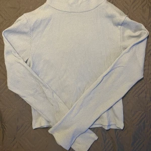 Skitsnygg pastellblå topp med högre krage!! 🫶🏼 - Säljer denna jättefina topp då den aldrig kommit till användning! Helt nyskick inga fel! Fin pastellblå färg! 🫶🏼🫶🏼🫶🏼