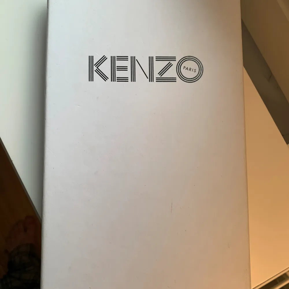 Säljer ett kenzo mobilskal som är i perfekt skick. Säljer den för att jag den inte passar min telefon. Köpte för 649 . Accessoarer.