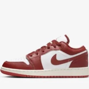 Air Jordan 1 low  - Ett par Jordan 1 low i färgen röd helt oanvända. Jag fick dessa i present och har aldrig använt de i storlek 38,5.🎀