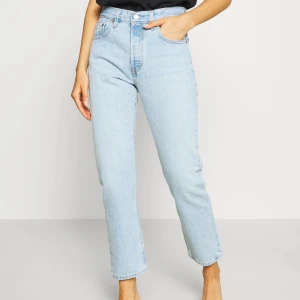 Levis jeans - säljer ett par levis jeans i modellen 501 crop. Köpt begagnade därav. finns en liten rosa delats vid gylfen , ingen som syns utan bara om man kollar nära, därav priset! 🩷 hittar inte storlek men jag är 163 och dom är perfekta för mig!