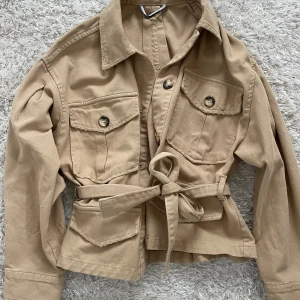 Beige Jeansjacka 🤎 - Beige jeansjacka med knyte, från Zara 🤎 Nästan aldrig använd