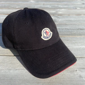 Moncler Keps - Helt ny moncler keps endsst använd 2 gånger!  Skick 10/10  Hör gärna av dig vid mer info eller liknande! Självklart får man påse och tags till!