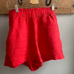 Linneshorts - Linneshorts i strl M Supersöta och sköna Använda 1 gång 