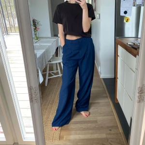 Kostymbyxor - Kostymbyxor från H&M premium selection. För stora för mig så har aldrig använt de, prislapp kvar köpt för 999kr. Ull, jättefin kvalitet. 