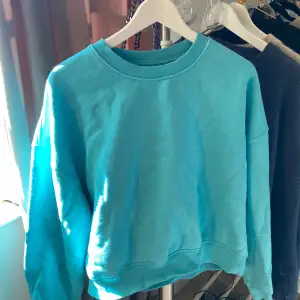 Turkos sweatshirt i storlek L/XL
