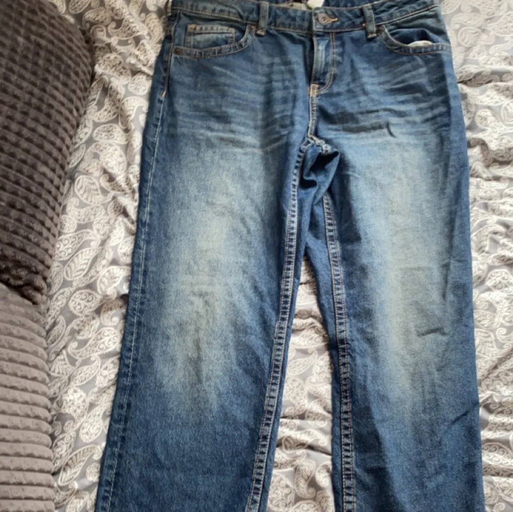 Snygga jeans från hm och de är helt slutsålda!, knappt använda och köpte de för ett par månader sen. Storlek 38 men passar perfekt till mig som är en 36 (är 170cm lång)💗  ord pris:250kr, För mer info eller egna bilder skriv till mig privat💗. Jeans & Byxor.