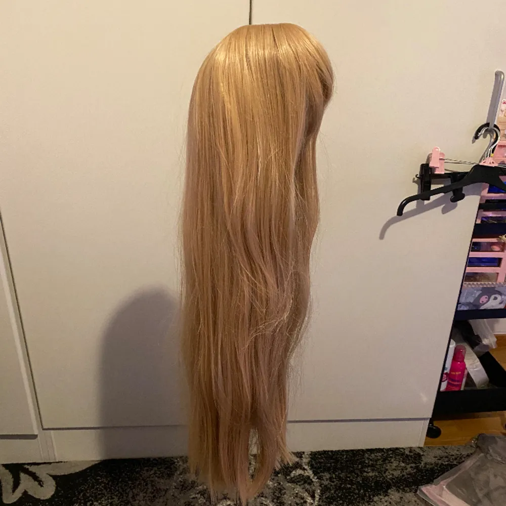 Blond peruk, oanvänd. Kräver styling efter legat i sin förpackning . Övrigt.