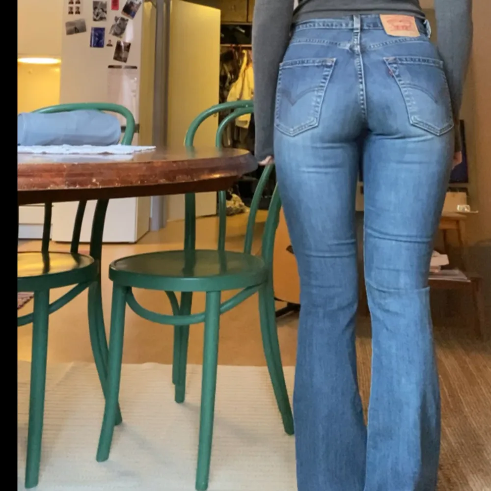 Utsvängda vintage Levis jeans. Sitter så bra!! Jag är 1.70 och brukar ha w27 i jeans och dom passar perfekt. Midwaist, perfekt tvätt. . Jeans & Byxor.