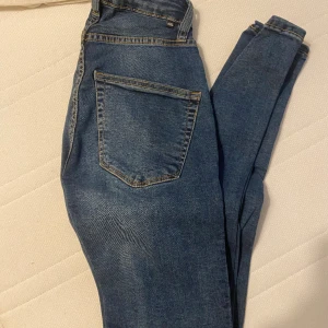 Mörkblå jeans  - Tighta jeans funkar för en Xs person också men är i XXS från lager 157 sitter tight, använda 2 gånger i bra skick ! 