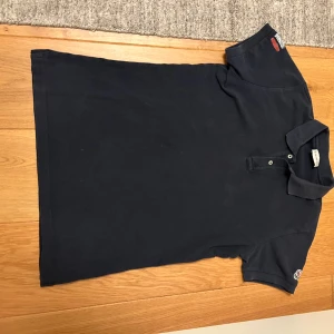 Moncler piké  - Moncler piké i storlek XS. 