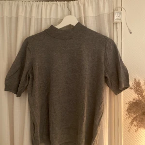 Stickad Tshirt  - Finstickad T-shirt från Stockholm LM (MQ)  Nästan helt oanvänd, ordinarie pris 499kr