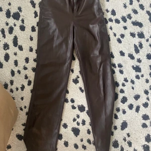 Byxor  - Skinnbyxor i brun färg från bikbok 