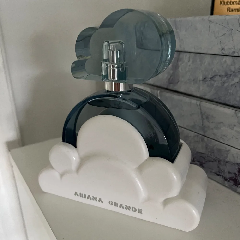 Säljer min Ariana Grande Cloud parfym pga att jag aldrig använder den. Det är 100ml. Köpt för 575kr.. Övrigt.