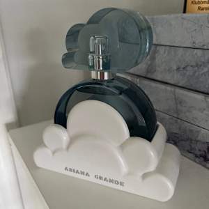 Säljer min Ariana Grande Cloud parfym pga att jag aldrig använder den. Det är 100ml. Köpt för 575kr.