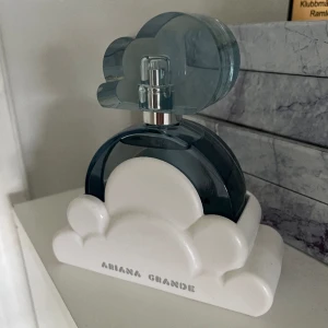 Parfym - Säljer min Ariana Grande Cloud parfym pga att jag aldrig använder den. Det är 100ml. Köpt för 575kr.