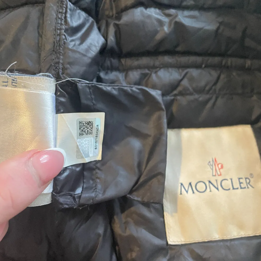Moncler Lans down short jacket storlek 2 som mostavar S jackans blixtlås funkar inte men är enklaret att lämna in hos en skreddare utöver de inga defekter. Jackor.