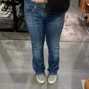 Jättesnygga low waist jeans som tyvärr är för långa för mig och inte kommer till användning längre 💗 är 158, tror passar bra till 165-167 cm 💗 skriv privat för frågor, tryck på köp nu 