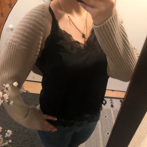 Bolero  - Jätte fin ribbad beige bolero topp från H&M, kommer inte till användning och är i bra skick❤️ tryck gärna på köp nu!