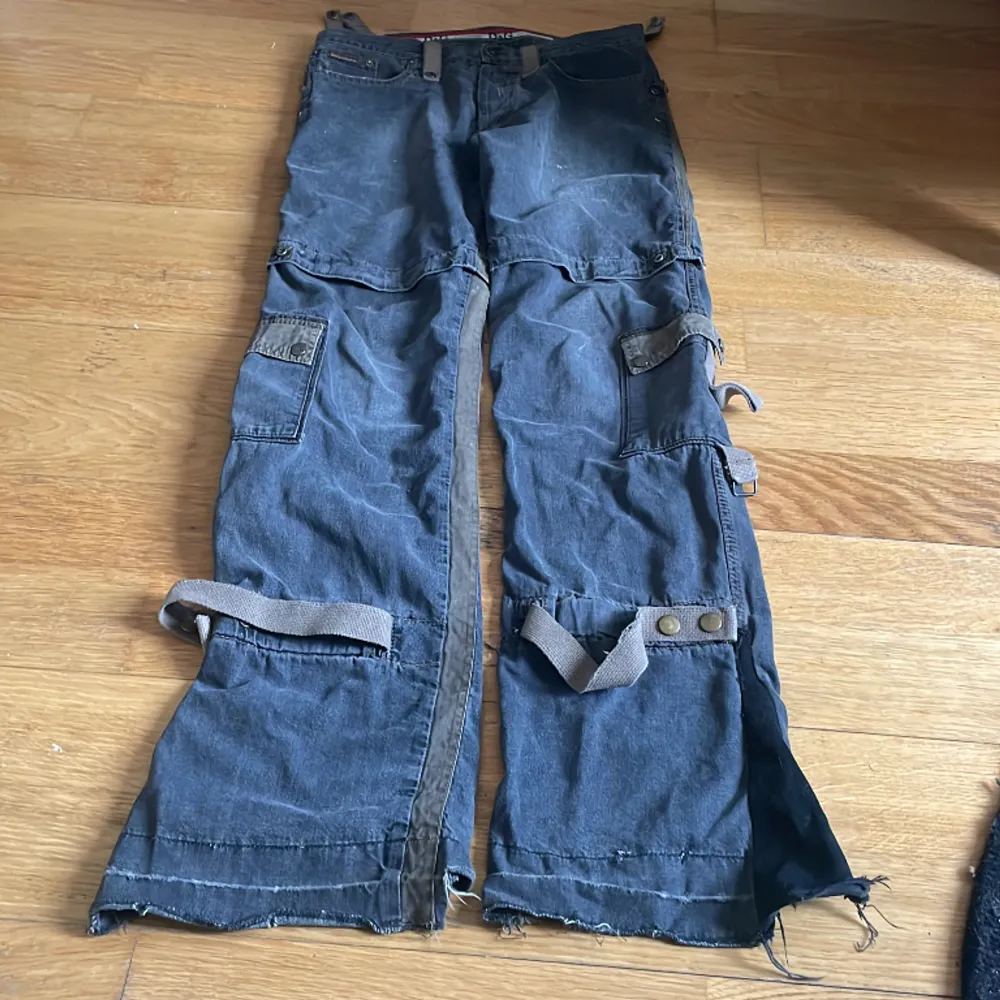snygga dolce and gabbana jeans som jag gjort egen flare på. nedgångna tyvärr:/ passar 176-185 typ. . Jeans & Byxor.