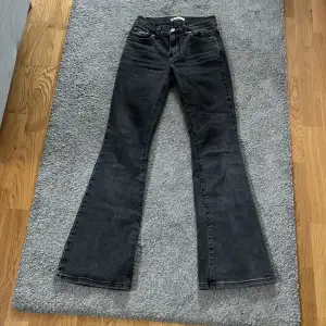 Storlek 32(xs), lågmidjade, bootcut, Gina jeans, gråa, trendiga, har andvänt några gånger, Stockholmsstil