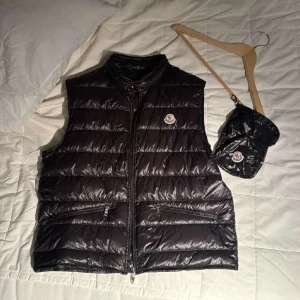 Moncler Gui vest - Tja, säljer nu denna stilrena Monclear gui vest då den ej kommer till andvändning! Vesten har inga defekter och är i toppen skick! Allt på bilden tillkommer. Storlek Xl men passar L!