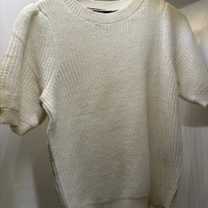 Tröja - En vit stickad tröja, trekvartsarm från Vero Moda. 