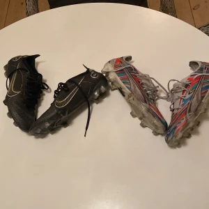 Fotbollsskor  - Jag säljer ett par Nike Vapor elite,. De är storlek 38,5 och om ni bara skulle vilja köpa de så säljer jag de för 500 kr. Jag säljer även ett par puma ultra, de är lite sämre skick än de andra och säljer de därför för 400 kr. Storlek 39. För båda,900