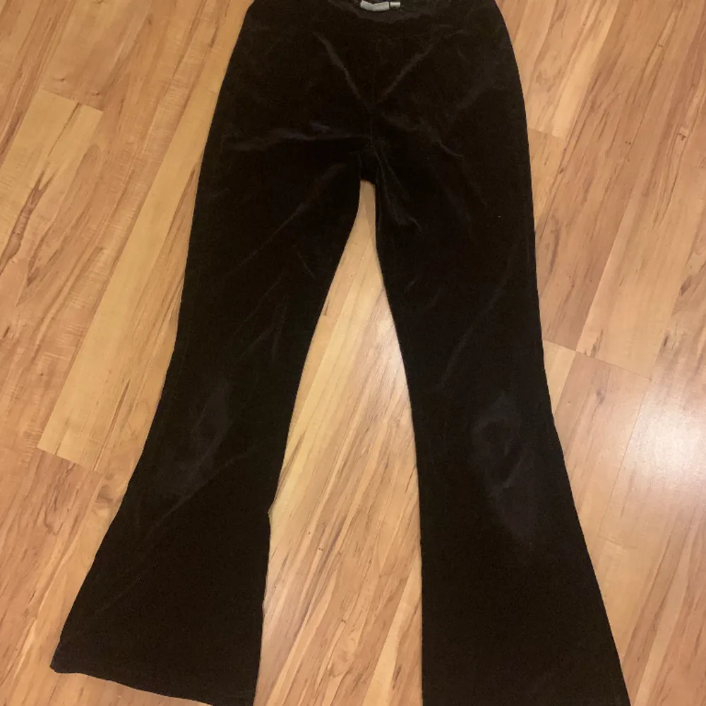 Svarta sammets byxor från Kappahl i storlek 164. Säljs för att jag har växt ut dom. De är använda. . Jeans & Byxor.