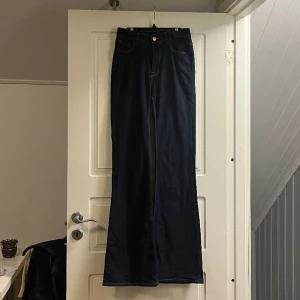 Mörkblåa jeans - Supersnygga mörkblåa jeans som tyvärr är för små för mig! Långa i benen💞