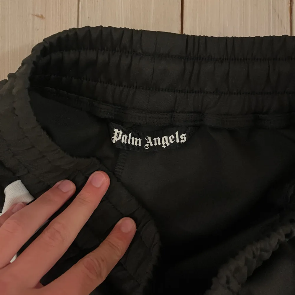 Säljer ett par Palm Angels Track Pants, väldigt bra skick!. Jeans & Byxor.