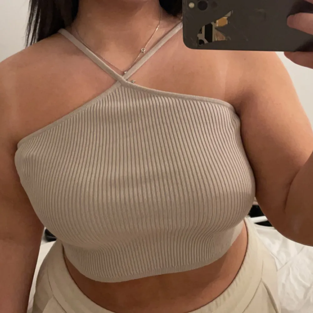 Jätte fin topp i beige färg köpt från hm, den kommer tyvärr inte till användning. Köpt på Hm . Yläosat.
