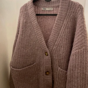 Kofta Zara - Lila oversized kofta från Zara i stl S. 💜Säljer för 100 kr + frakt/mötas upp. 