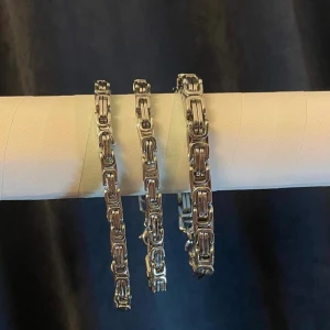 Säljer 3 olika armband - Armbanden är 22 och 24 cm  Skriv på dm för fler bilder eller information 