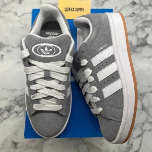 Adidas Campus Grey Gum gs - Helt nya och oanvända Adidas Campus 00s Grey Gum gs.  Pris: 1300.  Storlek: 38 2/3  Kolla gärna in min Instagram som är nystartad (Ospeka_Supply), där kommer försäljning börja ske framöver.   Skicka ett dm vid frågor eller bilder😁