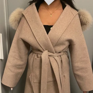 Kapp - Säljer min jätte fina kappa, knappt använd strl S/M modellen är även oversize.