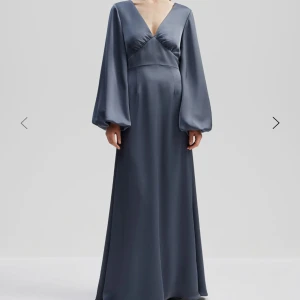 Balklänning - Säljer just nu en balklänning från By Malina som jag själv hade tänkt att ha på min bal, men har nu hittat en annan. De två första bilderna rättvisar färgen mer än den tredje. Helt oanvänd, med prislapp kvar. obs den behöver strykas! 💕