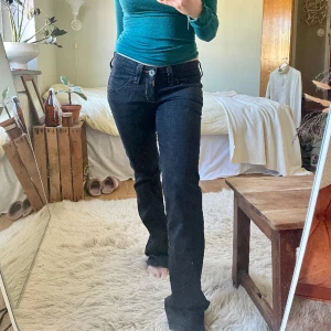 Vintage lågmidjade Lee jeans - Min mammas gamla från 90-talet!! Otrolig kvalité men underbar passform och detaljer 😍Midjemått: 38,5 cm rakt över Längd, från grenen och neråt: 84 cm